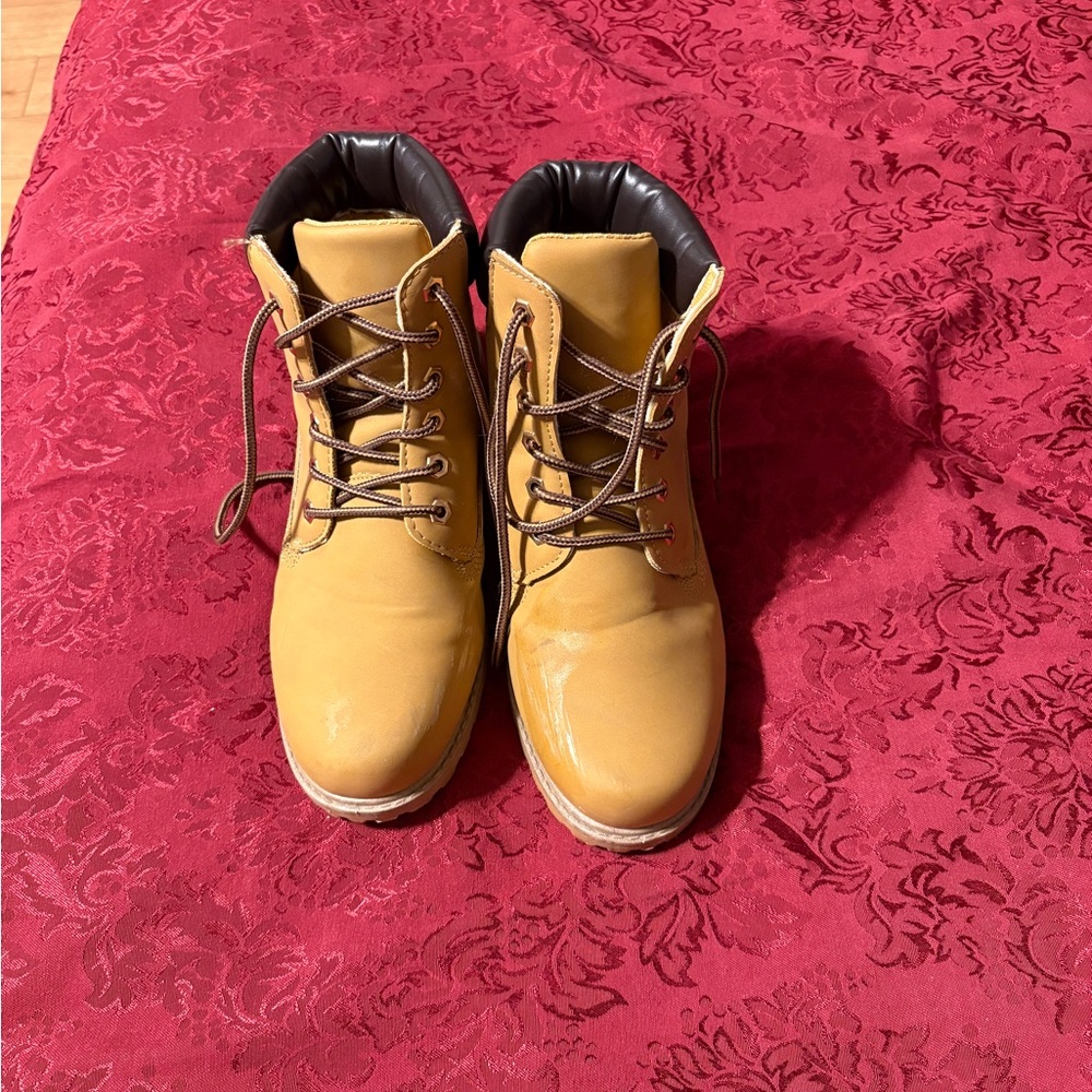 Tan Ankle Boots with Lace-Up Design and Black Collar